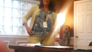 امرأة ناضجة في MYLF مع حلمات سكس عربي اجنبي مترجم كبيرة تشير إلى نفسها في السرير